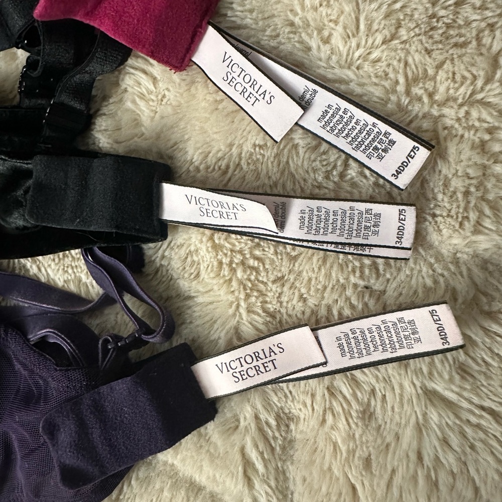 Victoria secret 
BLACK, PINK, PURPLE 
dream angel 
Lightly lined 
34DD